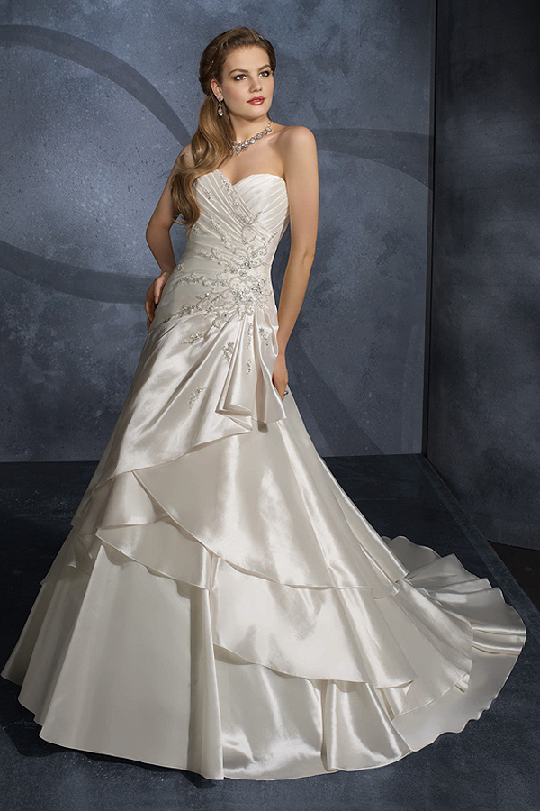 Court Train Floral Sweetheart Ivory Wedding Gown - Click Image to Close